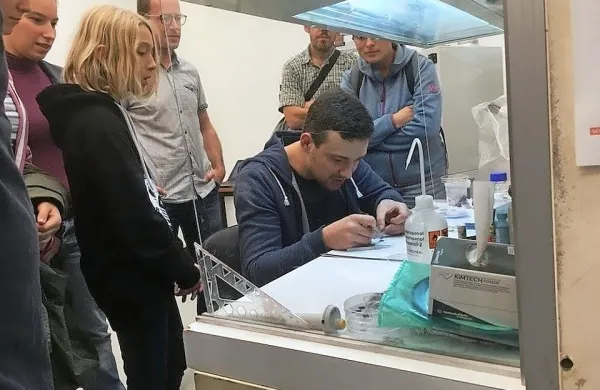 Vrata so v tednu univerze odprli laboratoriji UNG, med njimi 
laboratorij za  fiziko organskih snovi.