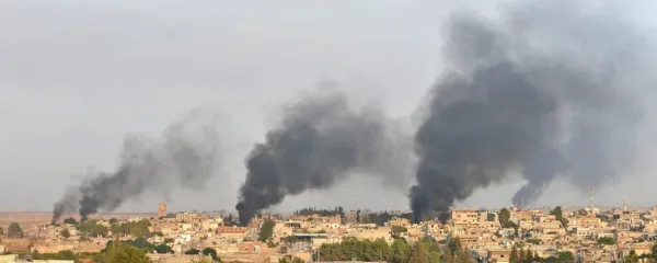  Dim nad kurdskim mestom Ras al-Ain v Siriji, streljaj od turške 
meje. 