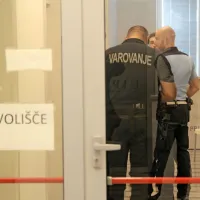 Po včerajšnjem incidentu so prostore, kjer so potekale volitve, 
zasedli policisti.
