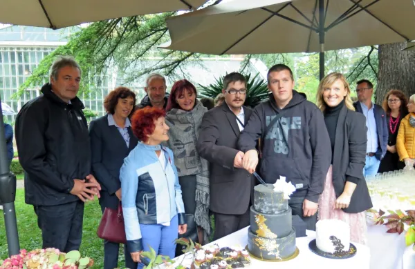 Uporabniki in zaposleni v Društvu Vezi so včeraj z županoma in županjama   kraško-brkinskih občin praznovali dve desetletji pestrega 
in plodnega delovanja.