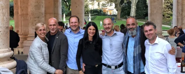 V  Toskani so Slovenijo predstavljali (z desne): Primož Lavrenčič (Burja), Jean Michel Morel (Kabaj), Martin Gruzovin 
(Guerila), Valerija Simčič Kalan (Marjan Simčič), Uroš Klabjan,  Aleš Kristančič (Movia) in Erika Nemec, ki je pri predstavitvi 
pomagala Valeriji Simčič Kalan.