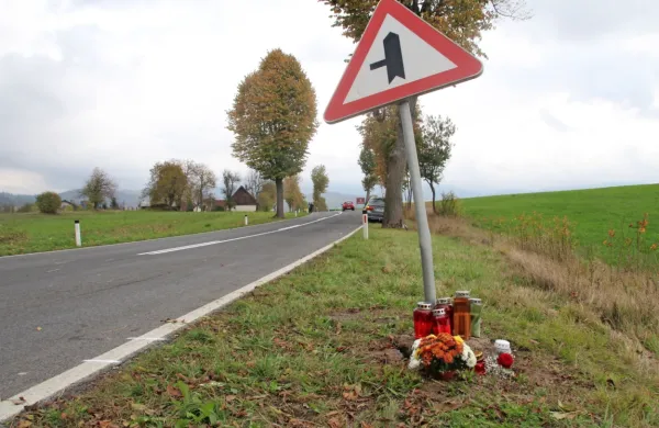 Na kraju sobotne tragedije so včeraj gorele sveče.