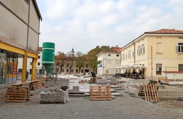 Župan napoveduje, da bo Lavričev trg tlakovan do konca januarja, 
ostala gradbena dela pa naj bi zaključili konec februarja 2020.  