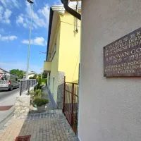 Gobčeva  rojstna hiša v Podgradu, ob cesti Reka-Trst, je pred desetletjem dobila  spominsko ploščo. 