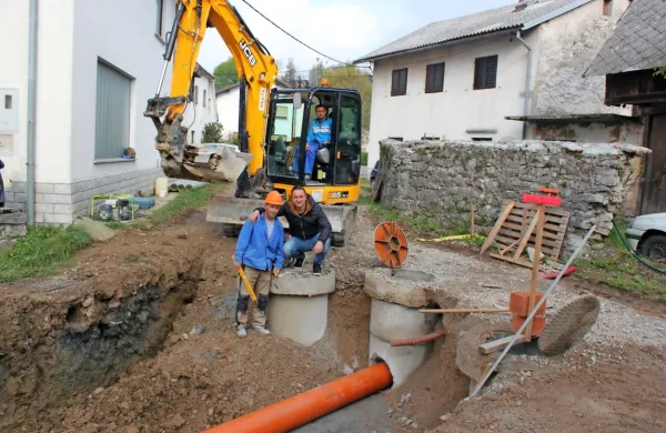 

Predsednik vaške skupnosti Selce Simon Ostanek (desno) je 
pohvalil delavce podjetja Grafist, ki je pri gradnji komunalne 
infrastrukture skupaj s Kolektor Kolingom podizvajalec  Kolektorja 
CPG.

