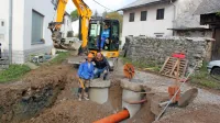 

Predsednik vaške skupnosti Selce Simon Ostanek (desno) je 
pohvalil delavce podjetja Grafist, ki je pri gradnji komunalne 
infrastrukture skupaj s Kolektor Kolingom podizvajalec  Kolektorja 
CPG.

