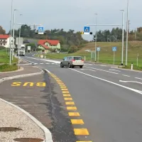 Do ureditve zavijalnega pasu se je na križišču za Selce na cesti med Postojno in Pivko  zgodilo več 
nesreč, tudi s tragičnim izidom.