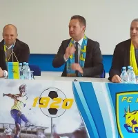 Novinarska konferenca FC Koper februarja 2016, na kateri je imel 
glavno besedo tedanji župan Boris Popovič (drugi z desne), desno 
Valter Valenčič, levo trener Slavko Matić.