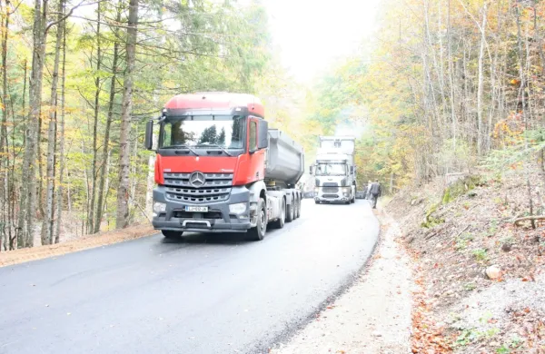 Tako so gradbinci  polagali asfalt na zadnje kilometre ceste na 
Sviščake. 