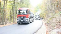 Tako so gradbinci  polagali asfalt na zadnje kilometre ceste na 
Sviščake. 