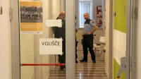 V petek so sedež ŠOUP na Čevljarski ulici v Kopru poleg 
študentskih volilcev po incidentu z vdorom na volišče zasedli tudi 
policisti. 