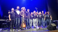 Juretu Lesarju in njegovim glasbenikom so se na odru pri pesmi Žeja pridružile tudi strokovne delavke Centra za komunikacijo, 
sluh in govor Portorož. 