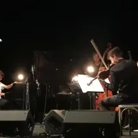 Pianist Bowrain (levo) in violinist Oskar Longyka (desno)  med 
ustvarjanjem zanimivega glasbenega pogovora. 