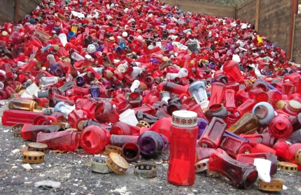 Pred prihajajočim prvim novembrom v vladi državljane pozivajo, 
naj se  svojih mrtvih spomnijo na drugačen način in ne s plastično 
svečo.