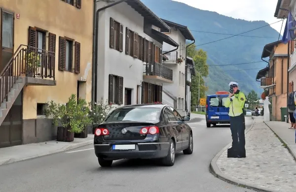 Silhueta policistke je minulo poletje umirjala promet tudi v 
središču Bovca.