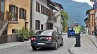 Silhueta policistke je minulo poletje umirjala promet tudi v 
središču Bovca.