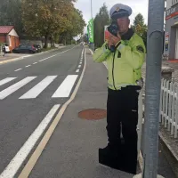 V  Materiji  silhueta policista prometnika v preventivnem  smislu    
umirja  hitrosti  voznikov  na  tem delu državne  ceste. 