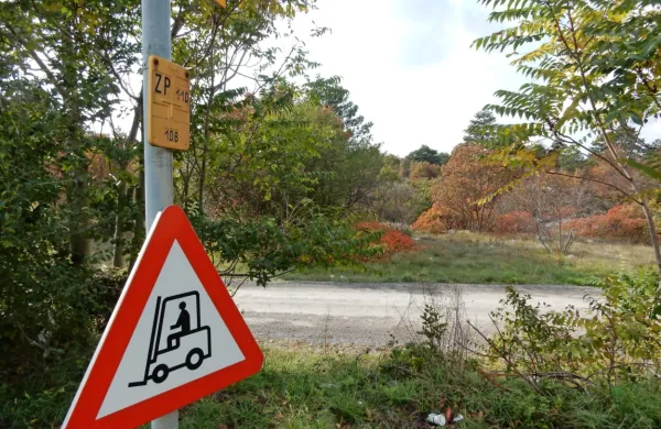 Obsežno zemljišče med sežanskim terminalom in mejo je slaba 
banka prodala  češko-avstrijsko-romunski družbi, ki namerava na 
njem zgraditi največji logistični center v Sloveniji.  