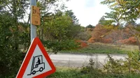 Obsežno zemljišče med sežanskim terminalom in mejo je slaba 
banka prodala  češko-avstrijsko-romunski družbi, ki namerava na 
njem zgraditi največji logistični center v Sloveniji.  
