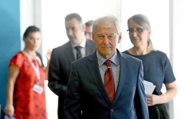 Člani fiskalnega sveta - v ospredju je Davorin Kračun, sledita pa mu   
Alenka Jerkič in Tomaž Perše - svarijo pred proračunskimi 
tveganji.   