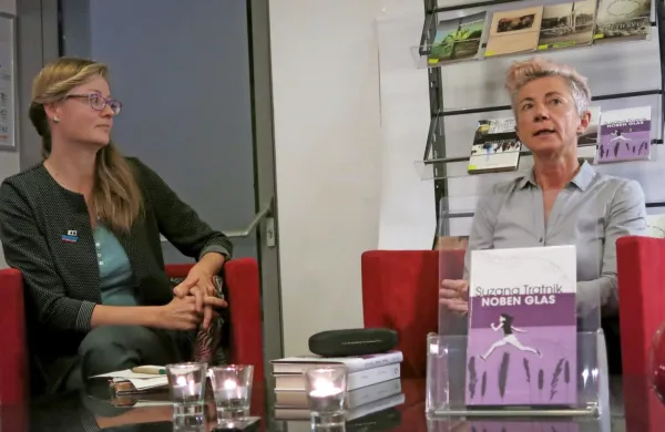 Dijana Pungeršič in Suzana Tratnik (desno) v pogovoru v koprskem gledališču