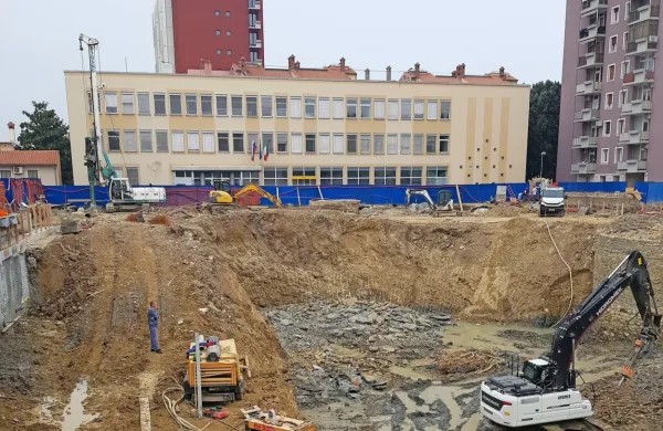 V Famnitu, ki ima prostore v nekdanji stavbi pošte (stavba v 
sredini), trdijo, da tresljaji in hrup z gradbišča že vplivajo na 
izvajanje pedagoškega in raziskovalnega procesa.