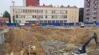 V Famnitu, ki ima prostore v nekdanji stavbi pošte (stavba v 
sredini), trdijo, da tresljaji in hrup z gradbišča že vplivajo na 
izvajanje pedagoškega in raziskovalnega procesa.
