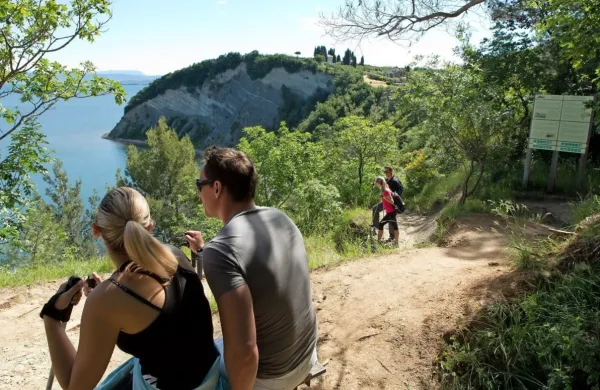 “Strunjanska” krožna pot ponuja lep razgled na Mesečev zaliv.