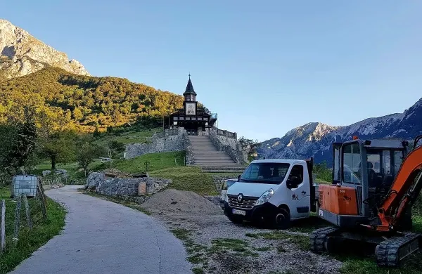 Ob dostopni poti postavljajo  ograjo, kakršna je nekoč tam bila.
