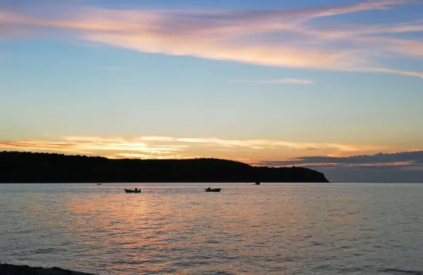Ker se ozračje segreje do 25 stopinj Celzija, ima  morje dva metra 
pod gladino - po podatkih oceanografske boje Vida Morske 
biološke postaje Piran  - še vedno dobrih   20 stopinj. 