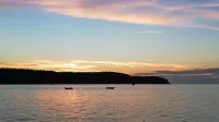 Ker se ozračje segreje do 25 stopinj Celzija, ima  morje dva metra 
pod gladino - po podatkih oceanografske boje Vida Morske 
biološke postaje Piran  - še vedno dobrih   20 stopinj. 