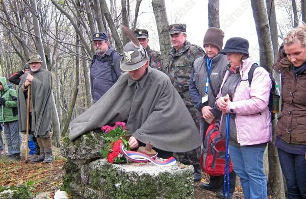 Na vrhu Globočaka se vsako leto s kulturnim programom poklonijo žrtvam vseh vojn. 