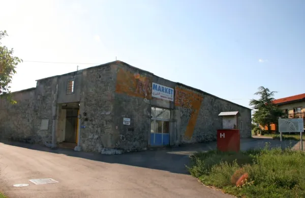 Poštni  prostori v Vremskem Britofu so spet  na prodaj, ceno so 
znižali na 22.900 evrov.  