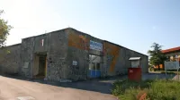Poštni  prostori v Vremskem Britofu so spet  na prodaj, ceno so 
znižali na 22.900 evrov.  