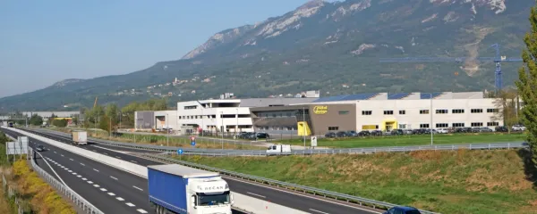 Bližina hitre ceste je ključnega pomena za razvoj dejavnosti v 
poslovnih in obrtnih conah ob njej. 