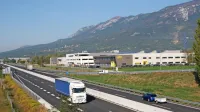 Bližina hitre ceste je ključnega pomena za razvoj dejavnosti v 
poslovnih in obrtnih conah ob njej. 