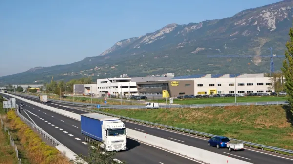 Bližina hitre ceste je ključnega pomena za razvoj dejavnosti v 
poslovnih in obrtnih conah ob njej. 