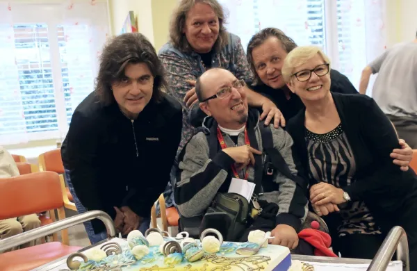 Fabio Rizzi je  torto delil s svojci in prijatelji. Za odlično vzdušje so 
poskrbeli člani skupine Šank Rock (z leve) Bor Zuljan, Cveto Polak 
in Matjaž Jelen ter Rizzijeva življenjska sopotnica Lea Hedžet, 
glasbena urednica na Radiu Koper.