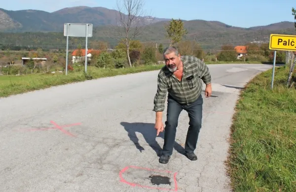Takole so vaščani Palčja (na fotografiji Julijan Česnik) in Juršč na 
skoraj sedmih kilometrih z rdečim sprejem označili, kako slabo je 
stanje ceste. 