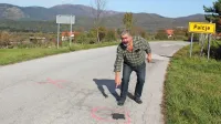 Takole so vaščani Palčja (na fotografiji Julijan Česnik) in Juršč na 
skoraj sedmih kilometrih z rdečim sprejem označili, kako slabo je 
stanje ceste. 
