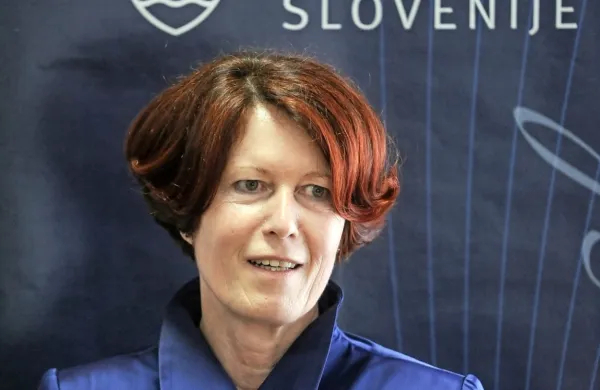 Predsednica Notarske zbornice Slovenije Sonja Kralj: “Notarji so 
od 15. aprila opravili že okoli 80 razvez, kar pomeni, da ljudje 
dogovore o razvezi uredijo bolj enostavno, hitreje, brez obiska 
sodišča.”
