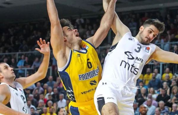 Tudi eden lani ključnih igralcev  Marjan Čakarun (v rumenem 
dresu) se počasi prebija v ospredje 
