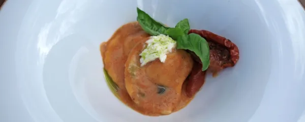 Polnjeni ravioli v omaki iz pesta sušenih paradižnikov