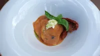 Polnjeni ravioli v omaki iz pesta sušenih paradižnikov