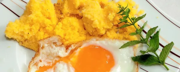 Jajce in polenta za vedrejše novembrske dni 