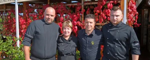 Bojan Cepovič (drugi z desne) z ogrodjem kuharske ekipe v Oljki: 
Petrom Lukićem, Sanelo Lujić in Sanelom Kazićem (z leve).