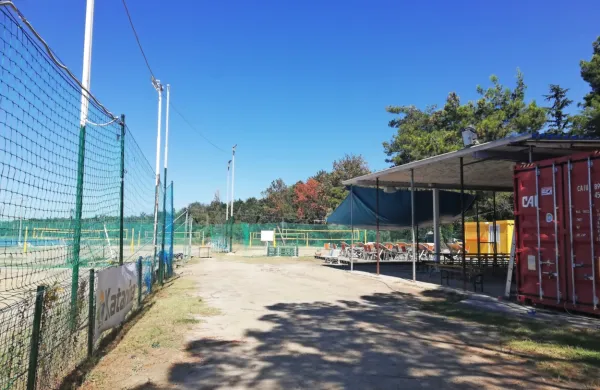 Odbojkarska igrišča na mivki, ki jih je uredilo in uporabljalo ŠD 
Katarina, bodo čez zimo samevala, kaj bo na tem območju 
prinesla nova odbojkarska sezona, pa nihče še ne ve.  