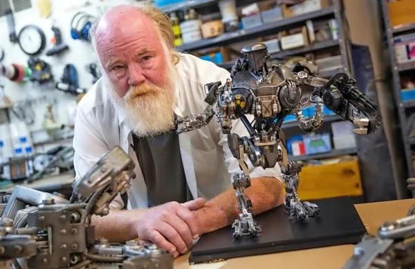 Phil Tippett, ki bi ga lahko oklicali tudi za “očeta” filmskih 
dinozavrov, je letošnji prejemnik nagrade za življenjsko delo 
urania.