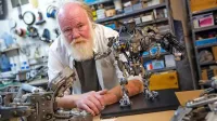 Phil Tippett, ki bi ga lahko oklicali tudi za “očeta” filmskih 
dinozavrov, je letošnji prejemnik nagrade za življenjsko delo 
urania.