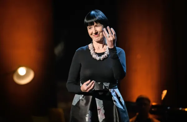 Dobitnica Borštnikovega prstana Marinka Štern: “Želim si delati. 
Po svoje se trudim narediti vlogo, včasih mi zelo dobro uspe, 
včasih mi uide. V zadnjem času je lažje, imam več izkušenj, mirno 
živim.”